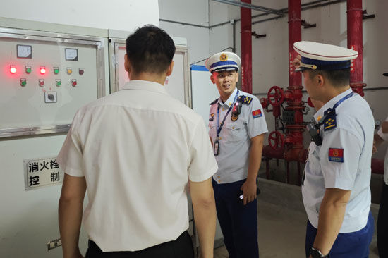 检查火灾报警系统（昭平消防供图）