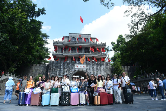 国庆期间，跨境旅游团在友谊关合影