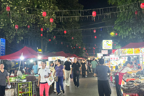 国庆期间，凭祥美食街人气爆棚