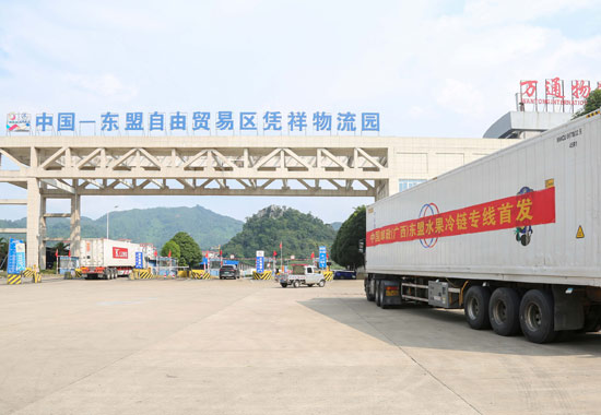 中国邮政（广西）东盟水果冷链专线首发。广西邮政供图