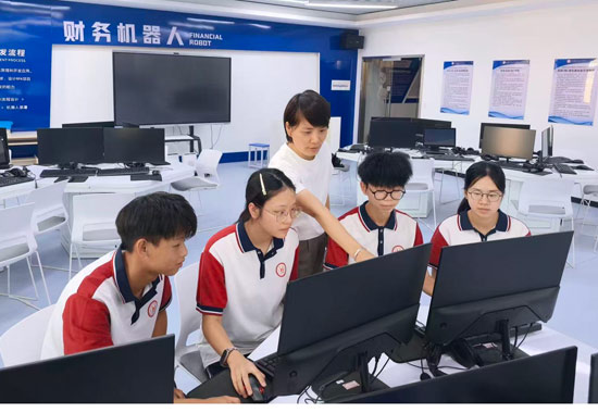 學生在老師的指導下認真訓練