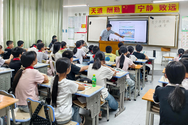 中國人壽財險玉林市中心支公司到陸川縣東環小學開展安全科普。中國人壽財險玉林中支供圖
