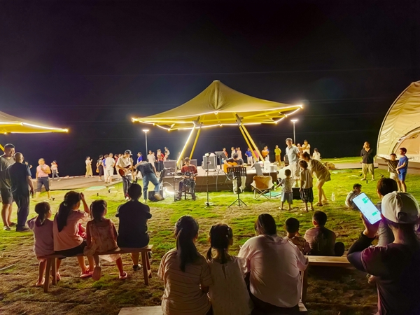 宮保府景區開展“夜逛九香圩”活動。西林縣融媒體中心供圖