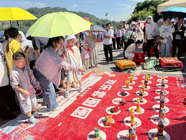 游客在萬峰湖景區套圈圈。蘇紅攝