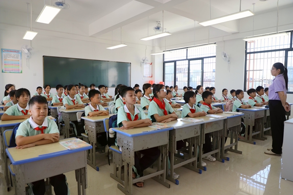 學生們在新校區上課。鐘楚媚攝