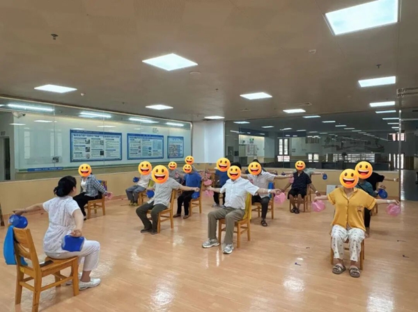 圖為醫護人員帶領患者開展抗阻康復運動訓練