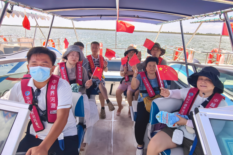 不少游客慕名到東興中越界河風景區打卡，感受“一船游兩國”的樂趣。廣旅防城港投資公司供圖