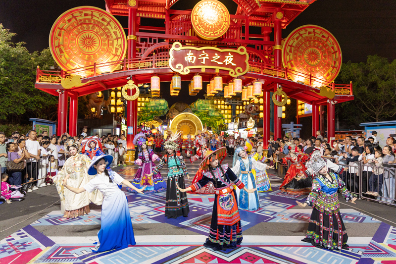 廣旅·南寧之夜深挖廣西12個世居民族文化特色，推出千燈巡游、非遺火技秀等“特色演繹+趣味互動”主題活動，吸引大批游客打卡體驗。廣旅置業集團供圖
