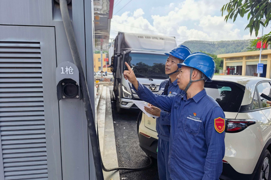 10月1日，南方電網廣西欽州靈山供電局黨員服務隊員到平陸運河馬道樞紐旁邊的充電站開展特別巡視檢查。何祿鳳攝