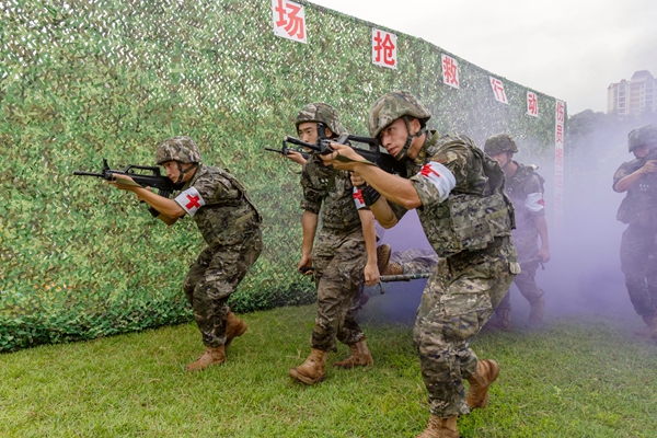 衛勤專業官兵在進行戰場救護綜合演練。