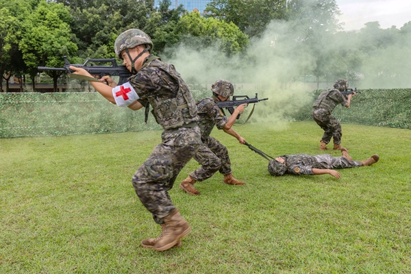衛勤人員在掩護下轉移“傷員”。