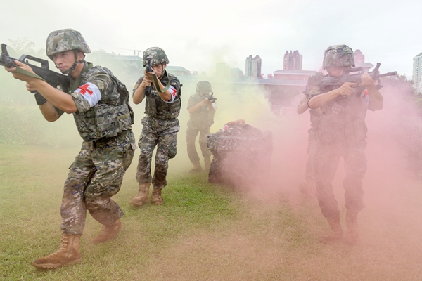 衛勤人員掩護“傷員”撤離。