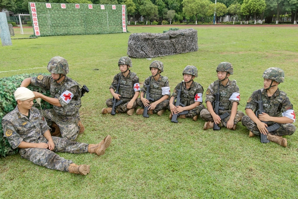 衛勤專業骨干在進行包扎教學。