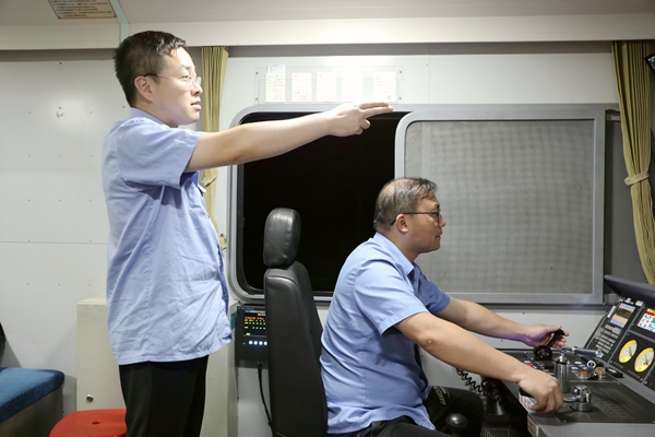 司機正在駕駛軌道作業車。郭芸攝