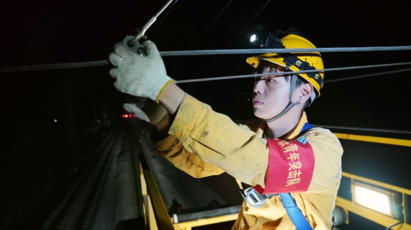 職工正在對接觸網設備進行專項檢查。柯群威攝