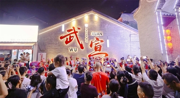 武宣老街打卡點人山人海。
