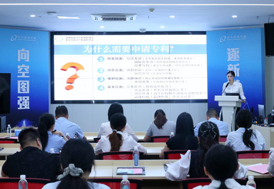 南宁市知识产权保护中心预审员为企业代表解读备案政策并进行流程演示。何正君摄