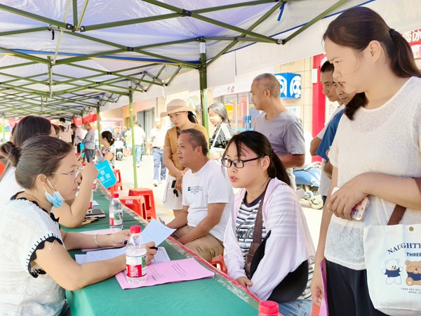 求職人員正在了解崗位情況。