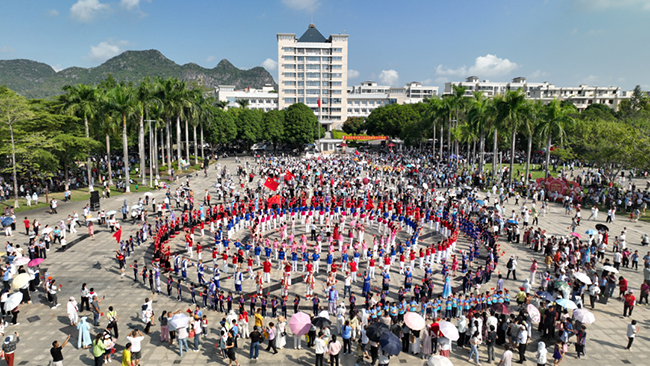10月1日,扶绥县在文化广场举行升国旗仪式,拉开假日消费序幕。扶绥县融媒体中心供图