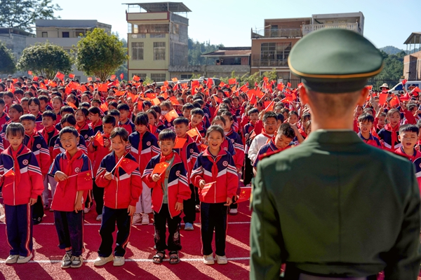 官兵和師生高聲歌唱《我和我的祖國》。