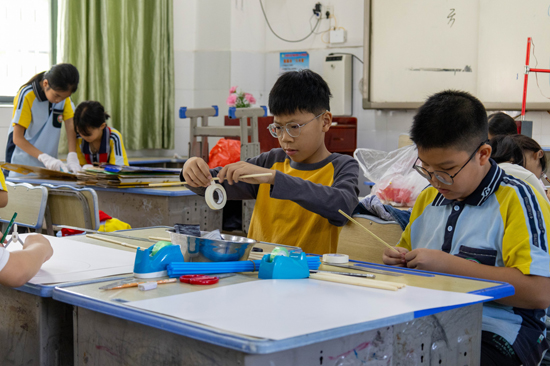 參賽選手制作參賽模型。盧家尼攝