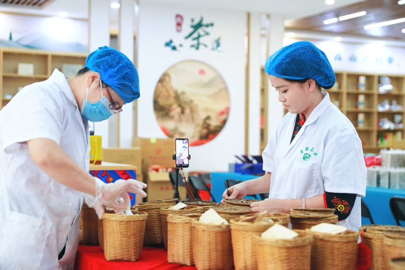 在廣西興業縣茗韻茶業有限公司,工人正在包裝六堡茶。蔣金泰攝