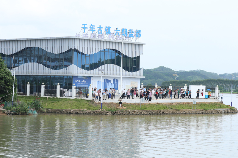 平陸運河零公裡起點處，游客絡繹不絕。