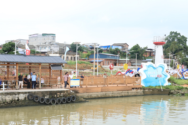 平塘江口臨江平台上，游客駐足觀賞運河江景。