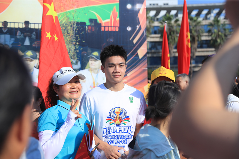 群众争先与冠军队员们合影。