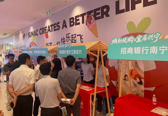 郵儲銀行南寧市分行進駐大型商場向廣大市民宣貫房貸新政。馬永泳攝