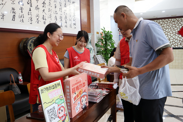 南寧中心血站在現場開展科普宣傳
