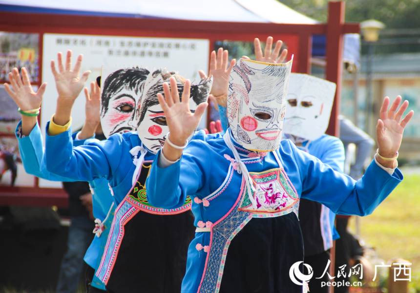 村民跳蚂拐(虫另)舞。人民网记者 何宁摄
