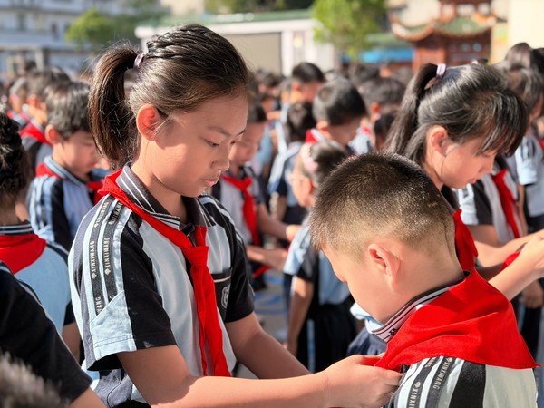 南寧市衡陽路小學老隊員為新隊員佩戴紅領巾