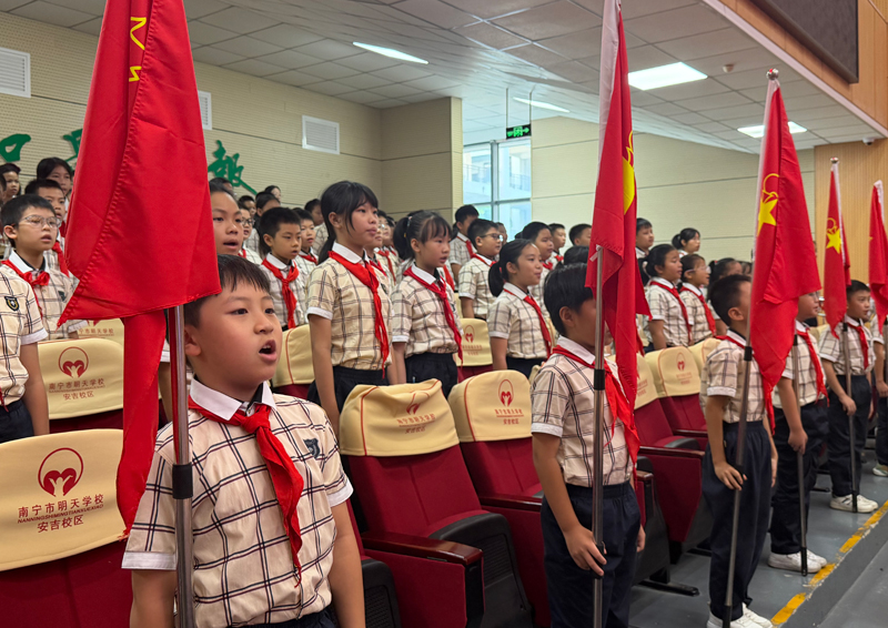 全体少先队员歌唱中国少年先锋队队歌。