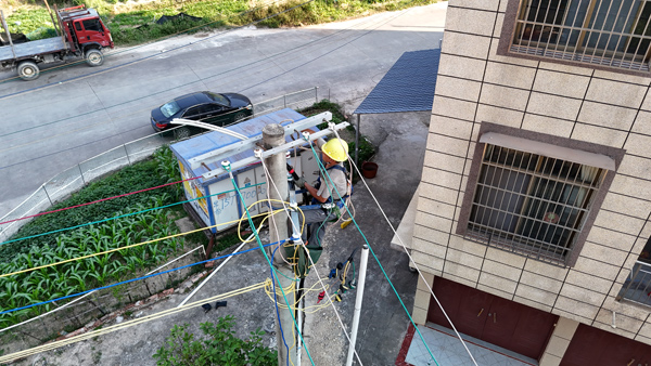 工人在沙港棚戶區改造安置住宅區用電線路隱患。鐘雲需攝