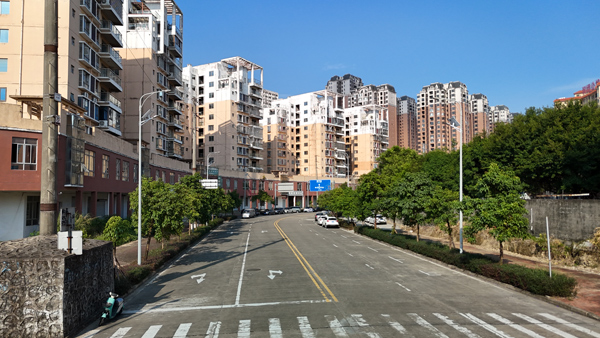江濱小區濱港大道改造后的太陽能路燈。鐘雲需攝