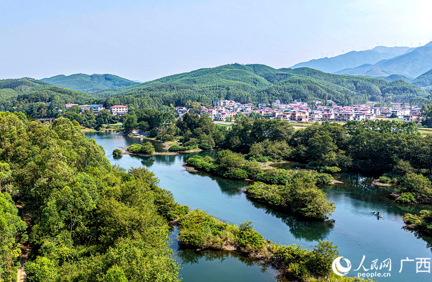 灵川县三街镇千秋村委峡背村秋景美如画。