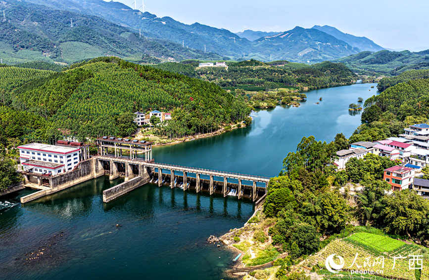 灵川县三街镇千秋村委峡背村秋景美如画。