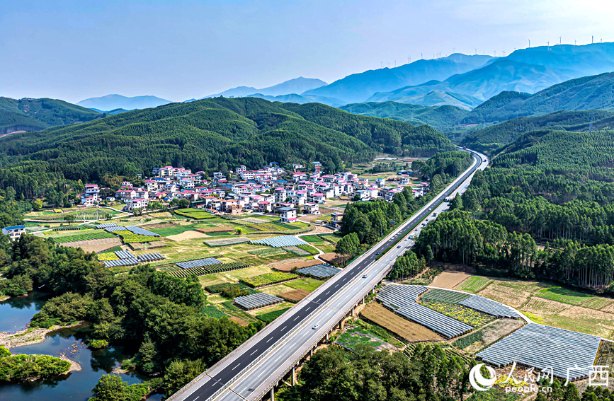 灵川县三街镇千秋村委峡背村秋景美如画。