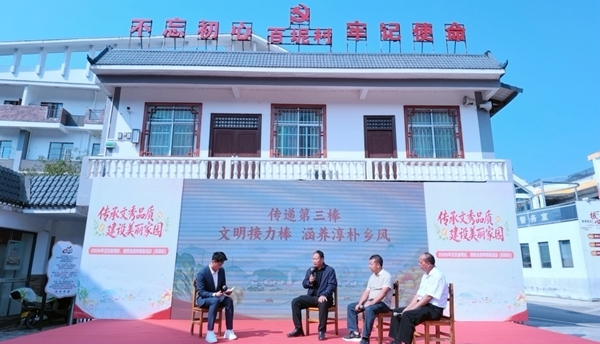 三位基層干部以座談形式分享鄉村文明建設經驗。童瑩攝