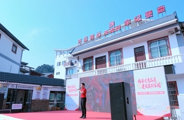 百坭村駐村第一書記陳竑任以《願光成炬，照亮時代之路》為題進行宣講。童瑩攝