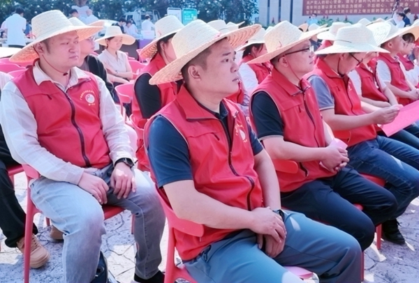 現場干部群眾認真觀看宣講活動。童瑩攝