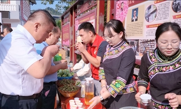 參加人員現場品鑒當地特色美食。童瑩攝