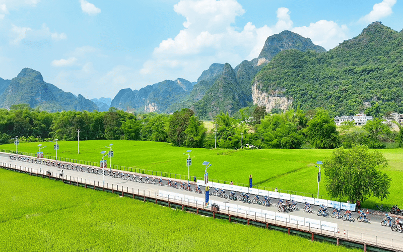 車隊在層疊喀斯特峰林與跨國山水畫卷間競速角逐。農鎏攝