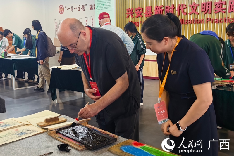 外宾体验拓片技艺。人民网 庞惠文摄