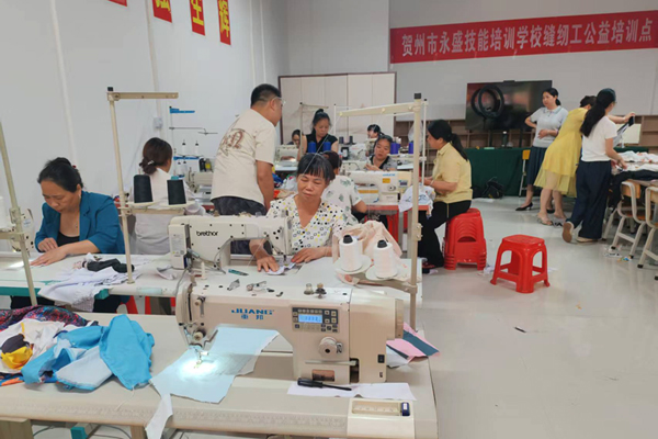 在文华社区开展缝纫工培训。