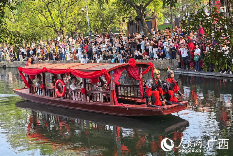 船只即将通过“天下第一陡”。人民网 庞惠文摄