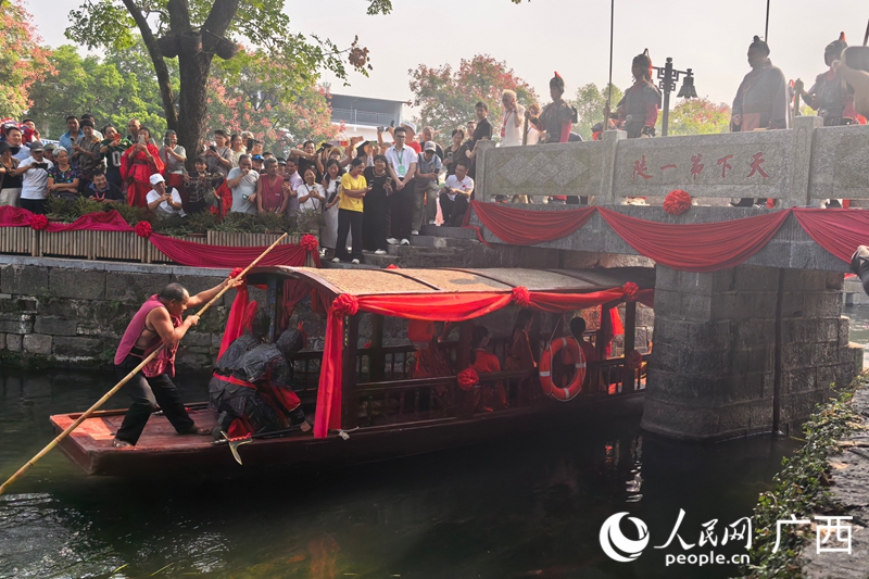 船只通过“天下第一陡”。人民网 庞惠文摄