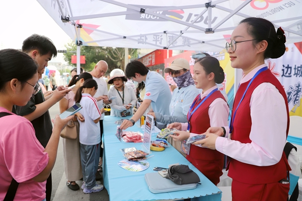 市民在打卡點領取小禮品。何基煜攝