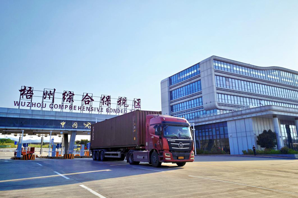 10月13日，160台完成保稅再制造的汽車發動機產品從梧州綜合保稅區啟運出口美國。周梓豪攝